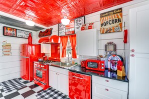 Réfrigérateur, micro-ondes, plaque de cuisson, lave-vaisselle