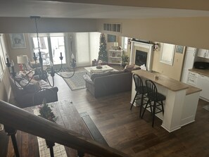 Smart TV, fireplace - Waterfront Mullet Lake Cottage (Indian River)