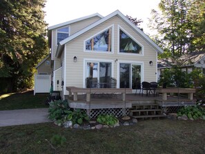 Outdoor dining - Waterfront Mullet Lake Cottage (Indian River)