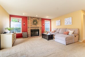 Télévision, cheminée, espaces bureaux