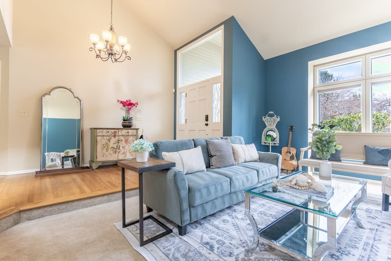 Televisión, chimenea y oficina 