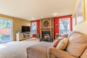 Télévision, cheminée, espaces bureaux