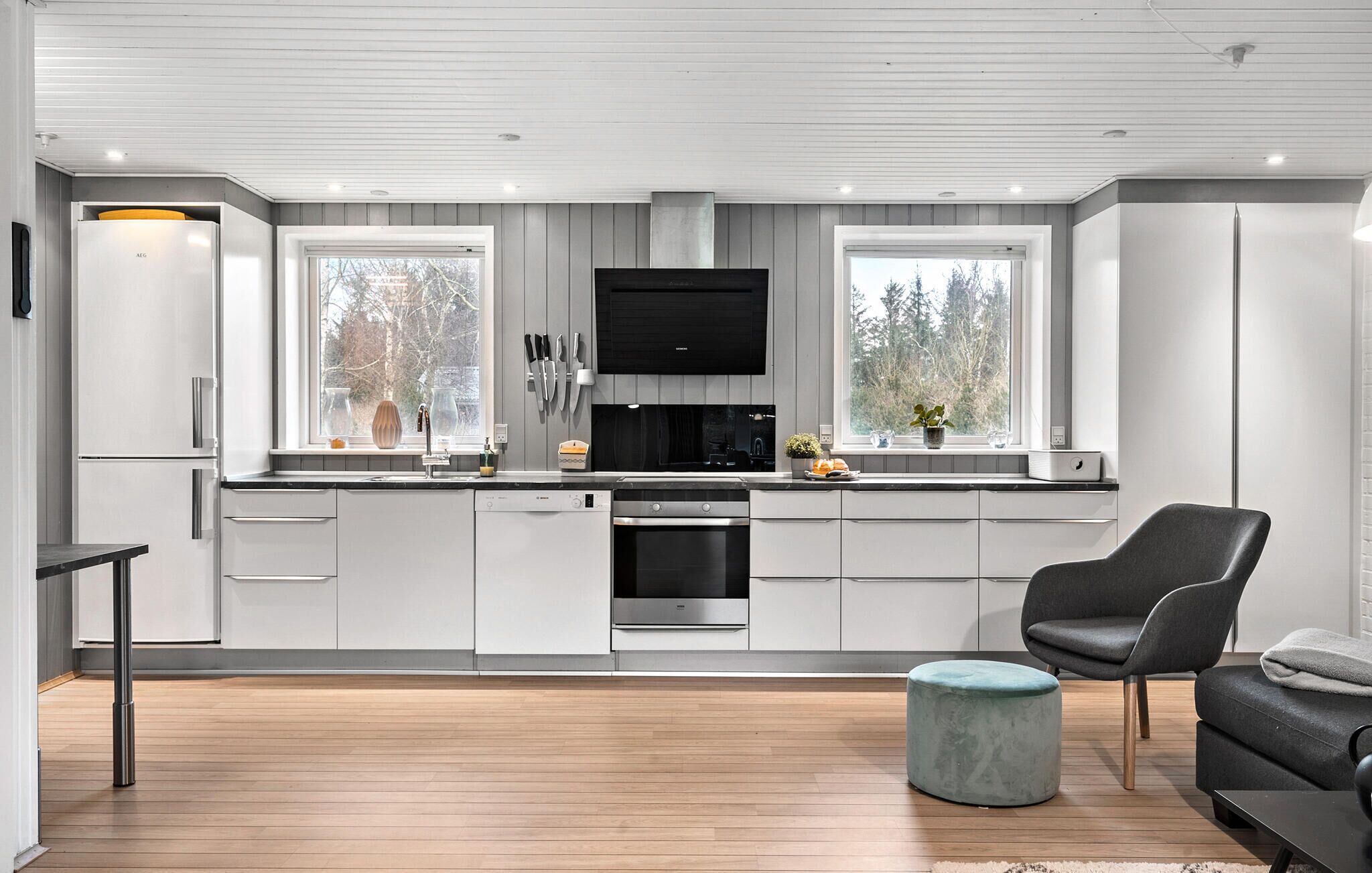 Een koelkast, een oven, een kookplaat, een vaatwasser