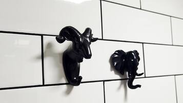 Handuk, sabun, sampo, dan tisu toilet