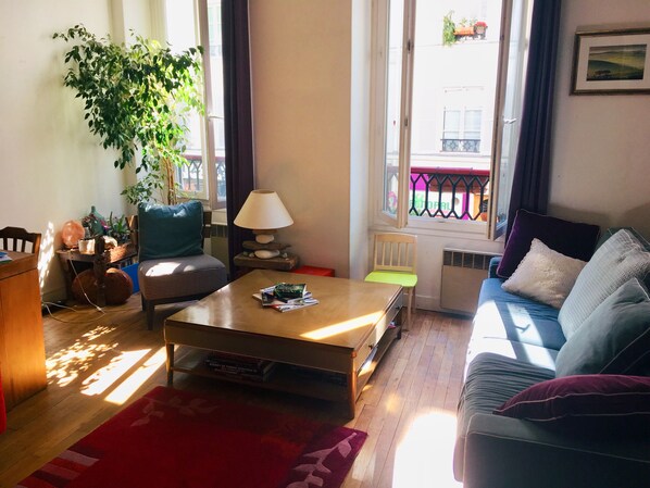 Living area - Sunny canal apartment, 1st floor, convenient location, sleeps 4 to 5 (Paris)