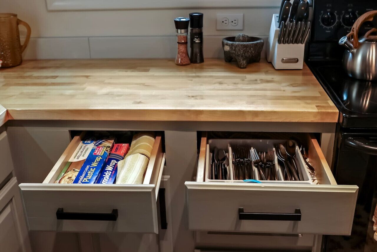 Réfrigérateur, micro-ondes, plaque de cuisson, cafetière/bouilloire