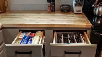 Réfrigérateur, micro-ondes, plaque de cuisson, cafetiÚre/bouilloire