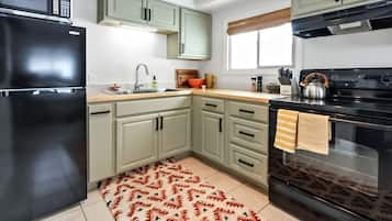 Réfrigérateur, micro-ondes, plaque de cuisson, cafetiÚre/bouilloire