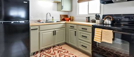 Kjøleskap, mikrobølgeovn, kokeplater og kaffetrakter/tekoker