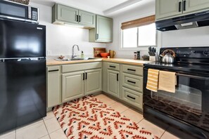 Kühlschrank, Mikrowelle, Herdplatte, Wasserkocher mit Kaffee-/Teezubehör