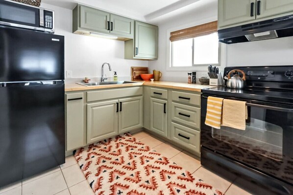 Kjøleskap, mikrobølgeovn, kokeplater og kaffetrakter/tekoker