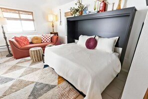 1 habitación, escritorio, tabla de planchar con plancha y cuna de viaje 