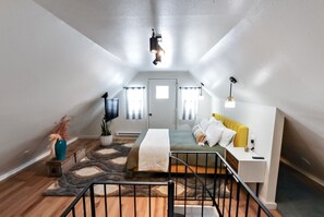 1 soverom, skrivebord, strykejern/-brett og reiseseng for barn