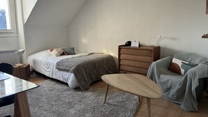 A cozy bedroom with a bed, a dresser, a chair, and a desk. - T1 bis Proche Viarme - Longue Durée (Nantes)