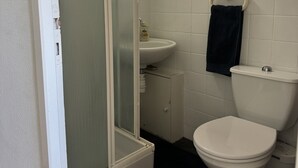 A bathroom with a toilet, sink, and shower. - T1 bis Proche Viarme - Longue Durée (Nantes)