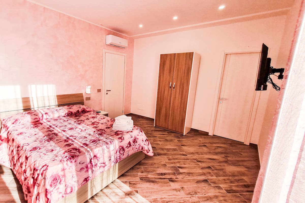 Traditionele kamer, uitzicht op binnenplaats | 1 slaapkamer, hypoallergeen beddengoed, verduisterende gordijnen