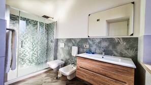 Habitación tradicional, vistas al patio | Baño | Ducha y cabezal de ducha tipo lluvia