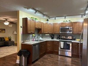 Fridge, microwave, oven, stovetop - The Hive.. lots  of activities within walking distance- (Lawrenceburg)