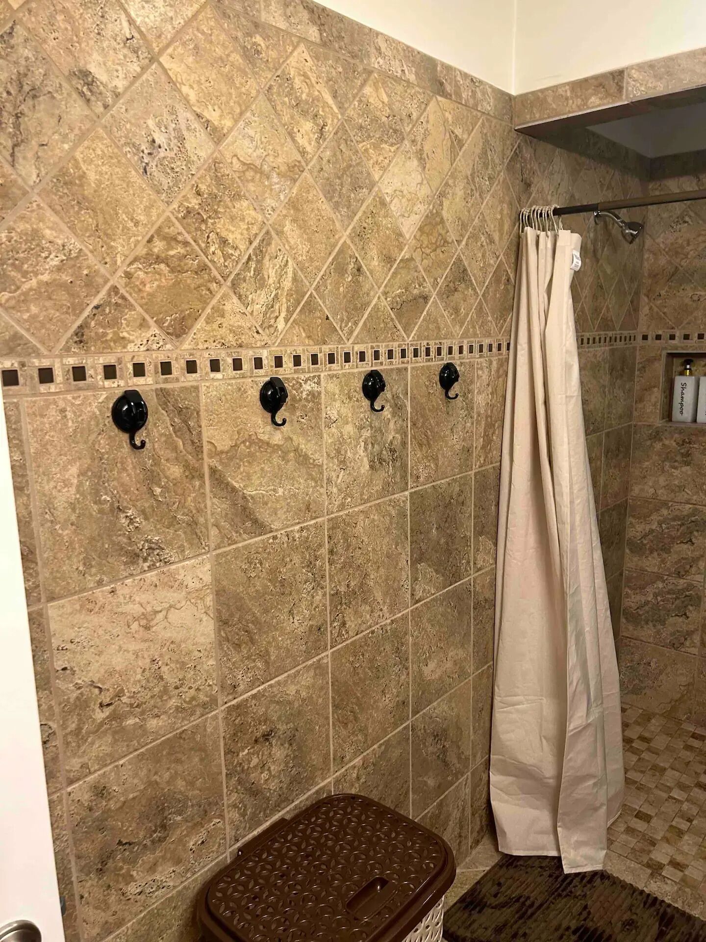 Een douche, een haardroger, handdoeken, zeep