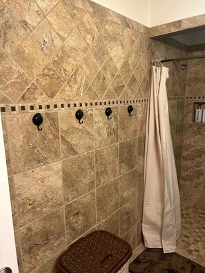 Dutxa, assecador de cabells, tovalloles i sabó 