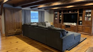 Una Smart TV, una chimenea