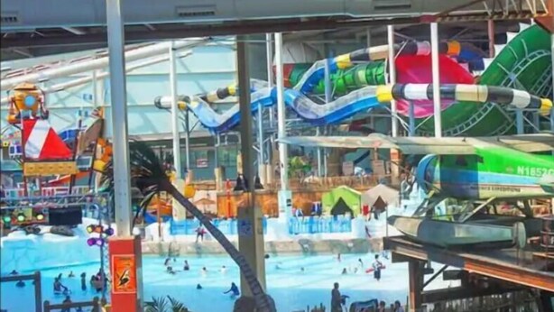 En vandpark med flere vandrutsjebaner og pools.