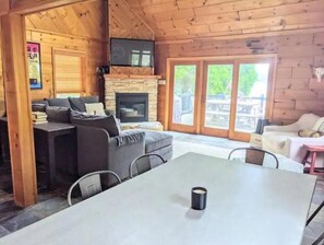 Smart-TV, peis og bøker