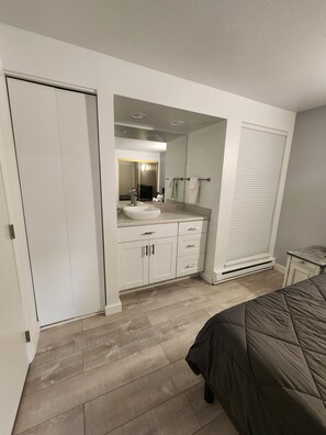 1 bedroom, WiFi, bed sheets - #115-Cozy corner unit near pool/hot tub/gorge shuttle-book separately (Quincy)