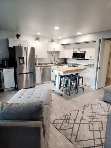 #115-Cozy corner unit near pool/hot tub/gorge shuttle-book separately