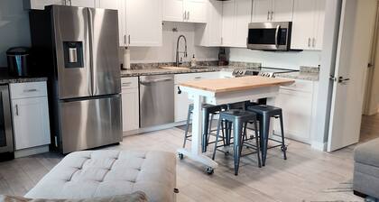 #115-Cozy corner unit near pool/hot tub/gorge shuttle-book separately