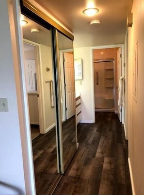 Interior - #15 Condo near large pool & shuttle to Gorge Amp-book separately (Quincy)