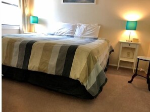 1 bedroom, free WiFi, bed sheets - #15 Condo near large pool & shuttle to Gorge Amp-book separately (Quincy)