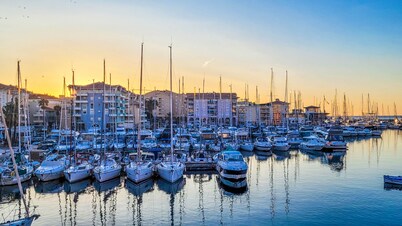 Entire condo, calm area, parking, 2 min walk to beach/base nature, 1 min to port