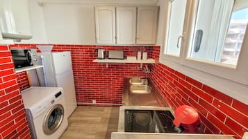 Micro-ondes, plaque de cuisson, cafetiĂšre/bouilloire