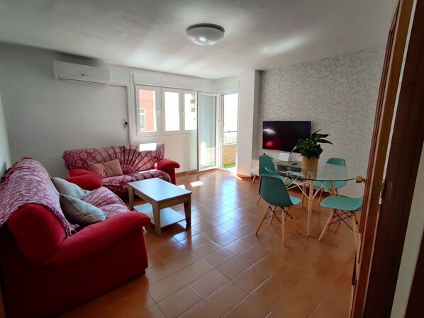 Smart TV - Piso con 5 Aires Acondicionados Playa (Almería)