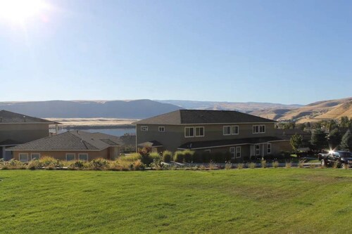 A75- Sharp 2BD/2Bath w/loft/hot tub Sunserra Gorge