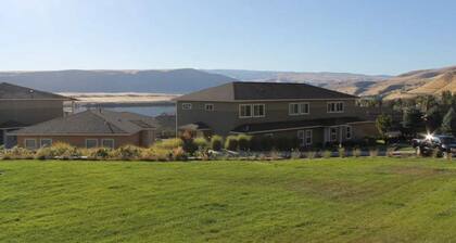 A75- Sharp 2BD/2Bath w/loft/hot tub Sunserra Gorge