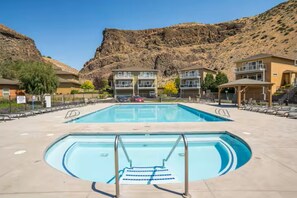 Outdoor pool, a heated pool - B50-Condo near pool & Gorge shuttle (Quincy)