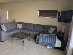 Smart TV - B50-Condo near pool & Gorge shuttle (Quincy)