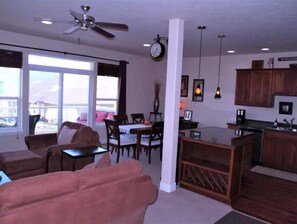 Smart TV - B50-Condo near pool & Gorge shuttle (Quincy)