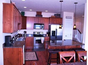 Fridge, microwave, oven, stovetop - B50-Condo near pool & Gorge shuttle (Quincy)