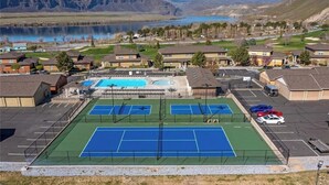 Ein Wohngebiet mit Tennisplatz, Schwimmbad und Parkplatz.