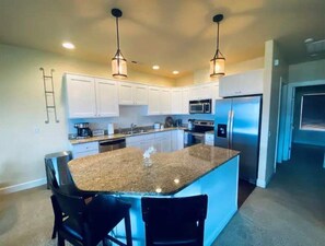 Køleskab, mikrobølgeovn, ovn, kogeplade