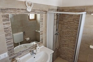 Dusche, Haartrockner, Bidet, Handtücher