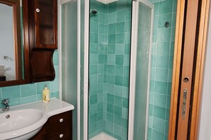 Shower, hair dryer, bidet - Double Room with Patio in Residence a few steps from the sea (TORRE SAN GIOVANNI)
