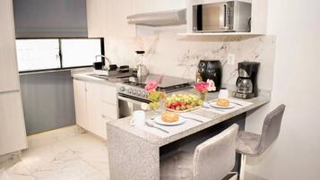 Rumah Eksklusif, pemandangan kebun | Dapur pribadi | Lemari es, microwave, oven, dan kompor