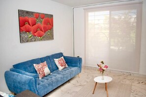 Hus – exclusive, hageutsikt | Oppholdsområde | En 55-tommers smart-TV med kabel-kanaler samt Netflix