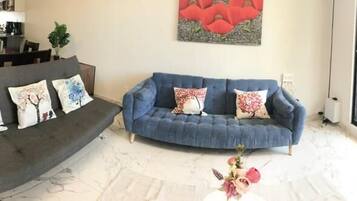 Rumah Eksklusif, pemandangan kebun | Area keluarga | Smart TV 55-inci dengan saluran TV kabel, Netflix, dan layanan streaming