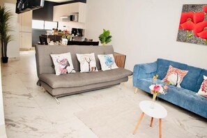 Hus – exclusive, hageutsikt | Oppholdsområde | En 55-tommers smart-TV med kabel-kanaler samt Netflix