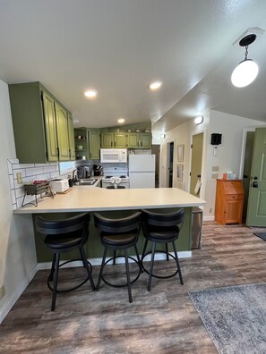 Fridge, microwave, oven, stovetop - Cozy Downtown Sitka Home, Car Rental Option (Sitka)